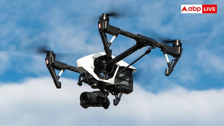 अंत में प्रोपेलर को मोटरों से जोड़ें. इसके बाद सिस्टम को सेलिब्रेट करने के लिए बीटाफ्लाइट जैसे फ्लाइट कंफीग्रेशन सॉफ्टवेयर का इस्तेमाल करें. इसके बाद छोटी-छोटी परीक्षण उड़ाने चलाएं और आपका ड्रोन तैयार है.