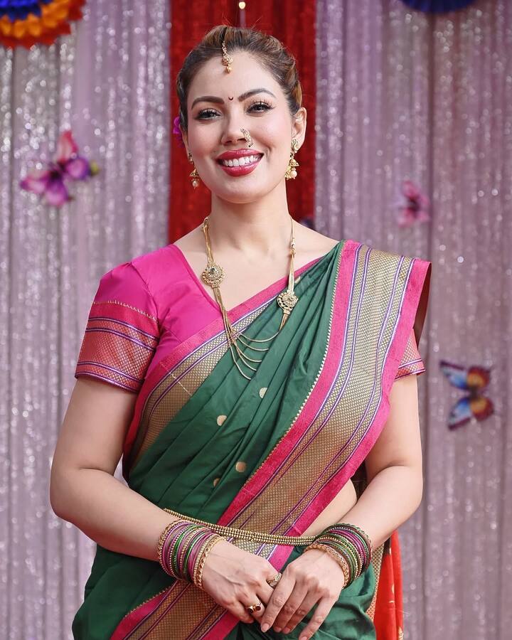 मुनमुन दत्ता हर दिन सोशल मीडिया पर अलग-अलग लुक्स की फोटोज शेयर करती हैं. इनमें कभी वो साड़ी में कहर ढहाती हैं. तो कभी शॉर्ट ड्रेस पहन फैंस का करार लूटती हैं.