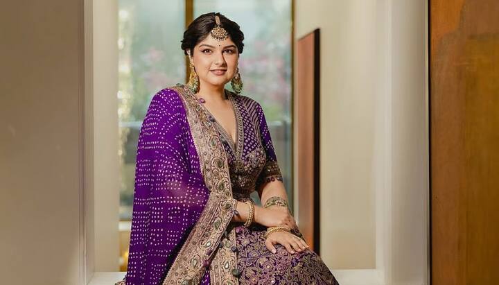 अंशुलाने  हे फोटो शेअर करत आपल्या भावनाही व्यक्त केल्या आहेत. ती म्हणाली, हसणं, मिठ्या, आशीर्वाद आणि आपल्याला पूर्णत्व देणारे सगळे आपल्या भोवती होते. आणि मग आईचं प्रेम... शांतपणे आमच्याभोवती पसरलेलं. तिच्या फुलांत, तिच्या शब्दांत, तिच्या जागेवर. तिची उपस्थिती अजूनही जाणवत होती प्रत्येक ठिकाणी.