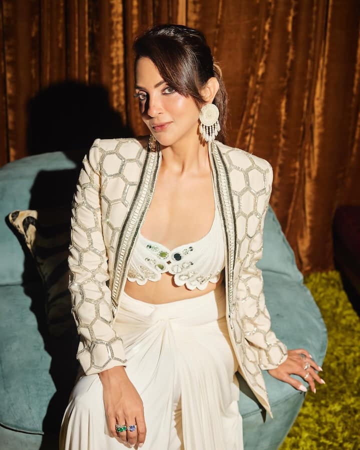 सीमा की खूबसूरती की बात करें तो 48 की उम्र में भी उनकी ब्यूटी का जवाब नहीं.