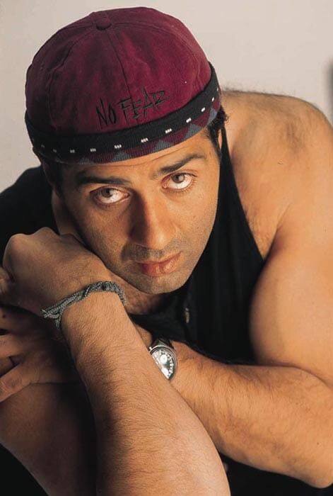 'बॉर्डर' और 'गदर' के जरिए उन्होंने अपनी एक्टिंग स्किल्स का जलवा इस कदर बिखेरा कि वो हर एक इंसान के दिल में बस गए. आज भी फिल्म इंडस्ट्री में सनी देओल एक्टिव हैं और अपनी परफॉर्मेंसेस से दर्शकों को इंप्रेस करते हैं.