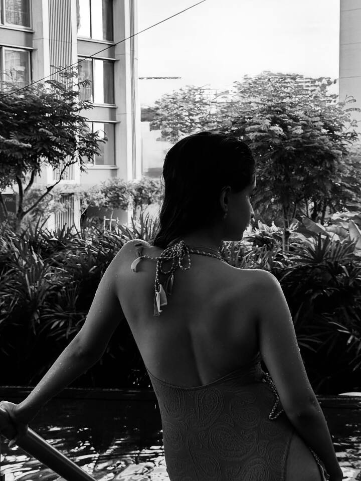 फोटोज के साथ अनुष्का सेन ने कैप्शन में मरमेड की इमोजी ऐड की है. अब एक्ट्रेस की इन तस्वीरों पर फैंस जमकर रिएक्शन दे रहे हैं.