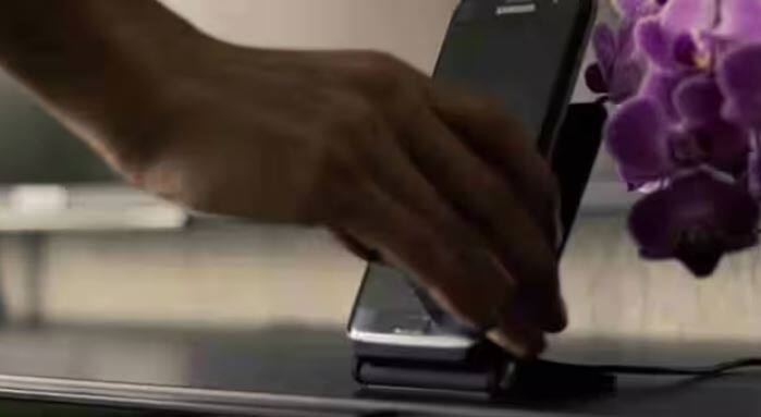 ਪਰ ਜੇਕਰ ਤੁਸੀਂ ਦਿਨ ਵਿੱਚ ਕਈ ਵਾਰ ਤੇਜ਼ ਚਾਰਜਿੰਗ ਦੀ ਵਰਤੋਂ ਕਰਦੇ ਹੋ, ਚਾਰਜ ਕਰਦੇ ਸਮੇਂ ਫ਼ੋਨ ਨੂੰ ਜ਼ਿਆਦਾ ਗਰਮ ਹੋਣ ਦਿੰਦੇ ਹੋ, ਜਾਂ ਹਮੇਸ਼ਾ 0% ਤੋਂ 100% ਤੱਕ ਤੇਜ਼ ਚਾਰਜ ਕਰਦੇ ਹੋ, ਤਾਂ ਬੈਟਰੀ ਦੀ ਉਮਰ ਯਕੀਨੀ ਤੌਰ 'ਤੇ ਘੱਟ ਸਕਦੀ ਹੈ।