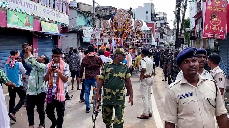 Cuttack On Edge After Durga Puja Immersion Clashes, 6 Arrested; VHP Calls 12-Hour Bandh Cuttack On Edge After Durga Puja Immersion Clashes, 6 Arrested; VHP Calls 12-Hour Bandh