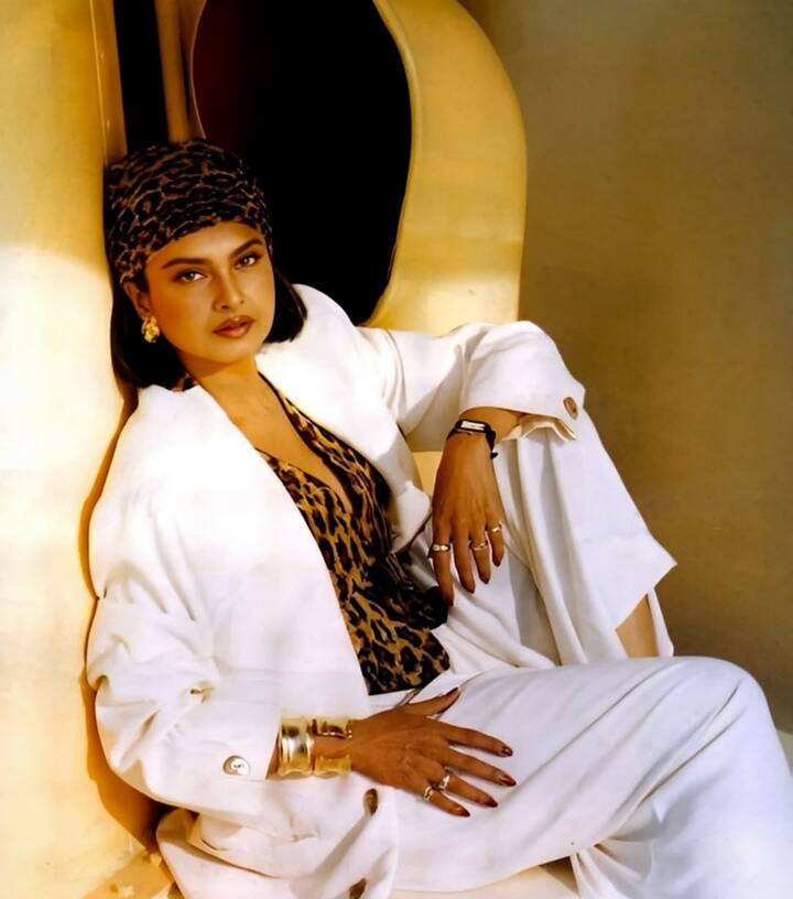 एनिमल प्रिंट टॉप के साथ व्हाइट ब्लेजर-पैंट में रेखा का बॉसी लुक देखने को मिल रहा है. गोल्डन जूलरी उनके लुक को क्लासी टच दे रही है.