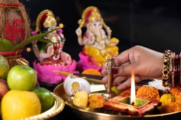 शाम के समय तुलसी पूजन का विशेष महत्व है। तुलसी के स्थान पर गाय के घी का दीपक जलाएँ और खीर का भोग लगाएँ। इससे घर में सुख-शांति बनी रहेगी, परिवार में समृद्धि आएगी और माँ लक्ष्मी की कृपा बनी रहेगी।