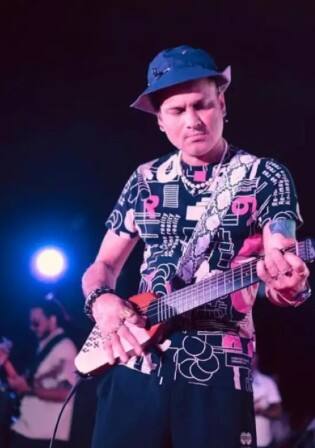 ਸਿੰਗਾਪੁਰ ਵਿੱਚ ਗਰਗ ਦੀ ਮੌਤ ਦੀ ਜਾਂਚ ਕਰ ਰਹੀ SIT ਸੀਆਈਡੀ ਦੀ ਨੌਂ ਮੈਂਬਰੀ ਵਿਸ਼ੇਸ਼ ਜਾਂਚ ਟੀਮ (SIT) ਇਸ ਸਮੇਂ ਸਿੰਗਾਪੁਰ ਵਿੱਚ ਗਰਗ ਦੀ ਮੌਤ ਦੀ ਜਾਂਚ ਕਰ ਰਹੀ ਹੈ। ਅਸਾਮ ਸਰਕਾਰ ਨੇ ਮਾਮਲੇ ਦੀ ਜਾਂਚ ਲਈ ਇੱਕ ਮੈਂਬਰੀ ਨਿਆਂਇਕ ਕਮਿਸ਼ਨ ਦਾ ਵੀ ਗਠਨ ਕੀਤਾ ਹੈ। ਸੀਆਈਡੀ ਸੂਤਰਾਂ ਨੇ ਦਸਤਾਵੇਜ਼ ਦੀ ਪ੍ਰਮਾਣਿਕਤਾ ਦੀ ਪੁਸ਼ਟੀ ਕੀਤੀ ਹੈ। ਸ਼ਿਆਮਕਾਨੂ ਮਹੰਤ ਸਾਬਕਾ ਡਾਇਰੈਕਟਰ ਜਨਰਲ ਆਫ਼ ਪੁਲਿਸ (DGP) ਭਾਸਕਰ ਜੋਤੀ ਮਹੰਤ ਦੇ ਛੋਟੇ ਭਰਾ ਹਨ। ਭਾਸਕਰ ਇਸ ਸਮੇਂ ਅਸਾਮ ਰਾਜ ਸੂਚਨਾ ਕਮਿਸ਼ਨ ਦੇ ਮੁੱਖ ਸੂਚਨਾ ਕਮਿਸ਼ਨਰ ਹਨ। ਤਿਉਹਾਰ ਦੇ ਪ੍ਰਬੰਧਕ ਦਾ ਇੱਕ ਹੋਰ ਭਰਾ ਨਾਨੀ ਗੋਪਾਲ ਮਹੰਤ ਹੈ, ਜੋ ਗੁਹਾਟੀ ਯੂਨੀਵਰਸਿਟੀ ਦੇ ਵਾਈਸ ਚਾਂਸਲਰ ਬਣਨ ਤੋਂ ਪਹਿਲਾਂ ਮੁੱਖ ਮੰਤਰੀ ਦੇ ਸਿੱਖਿਆ ਸਲਾਹਕਾਰ ਵਜੋਂ ਸੇਵਾ ਨਿਭਾਅ ਚੁੱਕੇ ਸੀ।