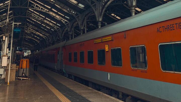 यानी अगर आप इस स्टेशन से ट्रेन लेना चाहें, तो टिकट पर यही नाम दिखाई देगा. नाम न होने के बावजूद यह स्टेशन स्थानीय यात्रियों के लिए बेहद महत्वपूर्ण है, क्योंकि यह बांकुड़ा और मासाग्राम के बीच सफर करने वालों का छोटा, लेकिन जरूरी पड़ाव है.