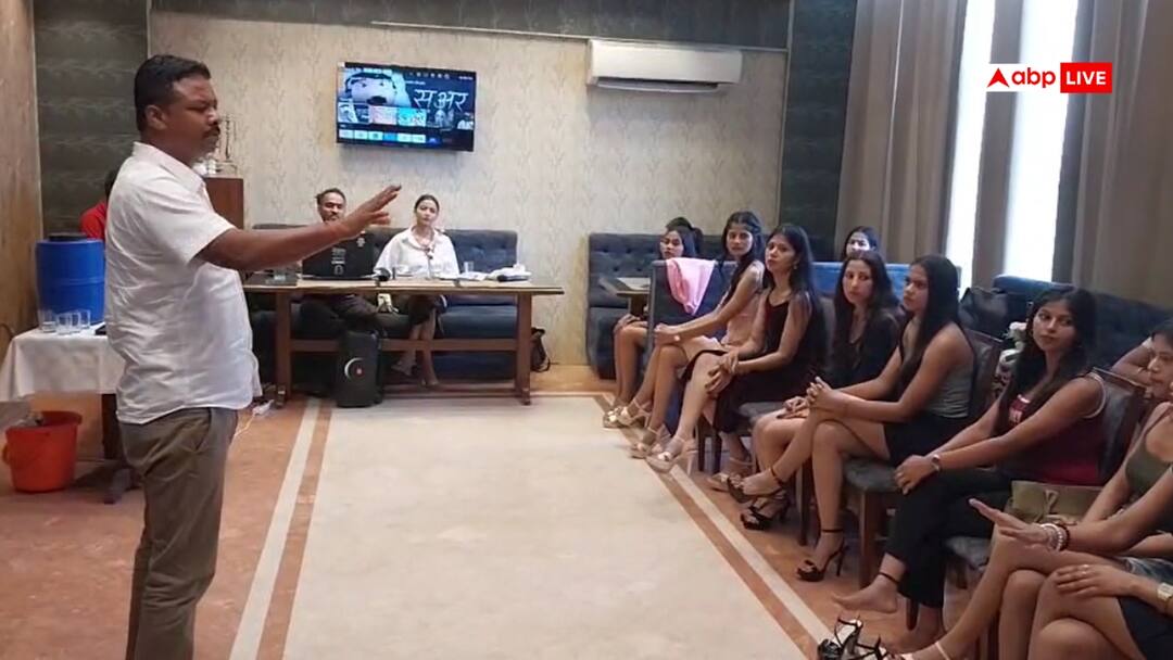 Hindu Organisation Man ruckus Over Girls Outfit in diwali mela auditions in rishikesh hotel 'ऋषिकेश के कल्चर को खराब मत करो' ऑडिशन में घुसकर लड़कियों को ज्ञान देने लगा शख्स, वीडियो वायरल