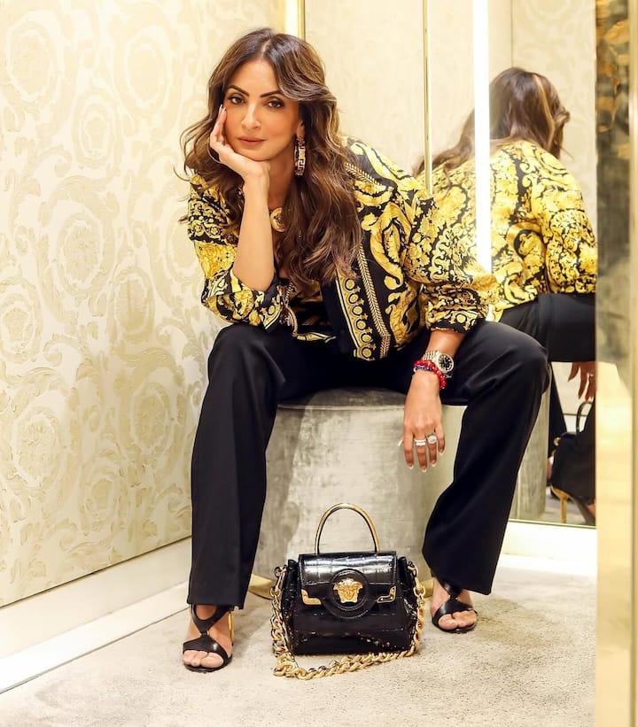 सीमा सोशल मीडिया पर भी काफी एक्टिव हैं जहां वो अपनी खूबसूरत तस्वीरें शेयर करती रहती हैं.