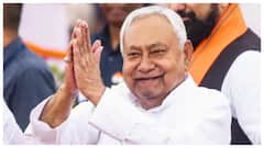 నితీష్​ కుమార్​ వింత ప్రవర్తన.. హావభావాలపై తీవ్ర చర్చ, ఆయనకు ఏమైందంటూ ప్రశ్నలు