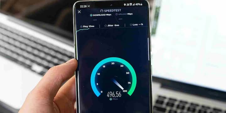 अगर आप सही और भरोसेमंद रिज़ल्ट चाहते हैं, तो वायर्ड (Ethernet) कनेक्शन का इस्तेमाल करें और टेस्ट के दौरान सभी डाउनलोड या वीडियो स्ट्रीमिंग को रोक दें. दिन के अलग-अलग समय पर टेस्ट करने से औसत स्पीड का बेहतर अंदाज़ा मिलेगा.