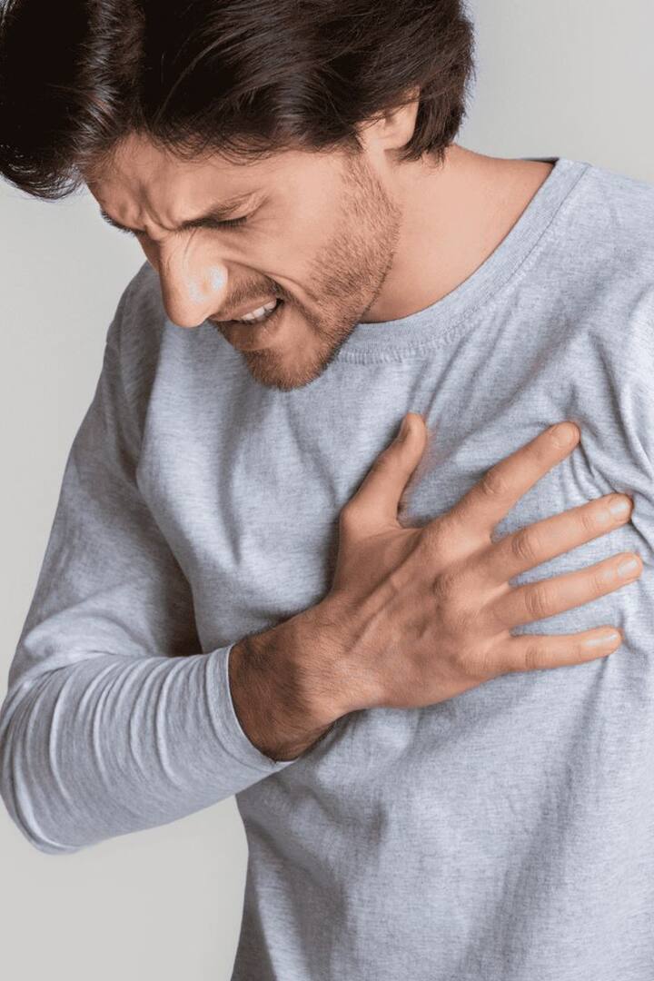 खरंतर, हार्ट फेलियर कोणत्याही वयात होऊ शकतो. पण वयस्कर असलेल्या लोकांना त्याचा धोका जास्त असतो. हृदयाच्या रक्तवाहिन्यांमध्ये अडथळे,उच्च रक्तदाब, मधुमेह, लठ्ठपणा आणि धूम्रपान ही यामागची मुख्य लक्षणं आहेत.