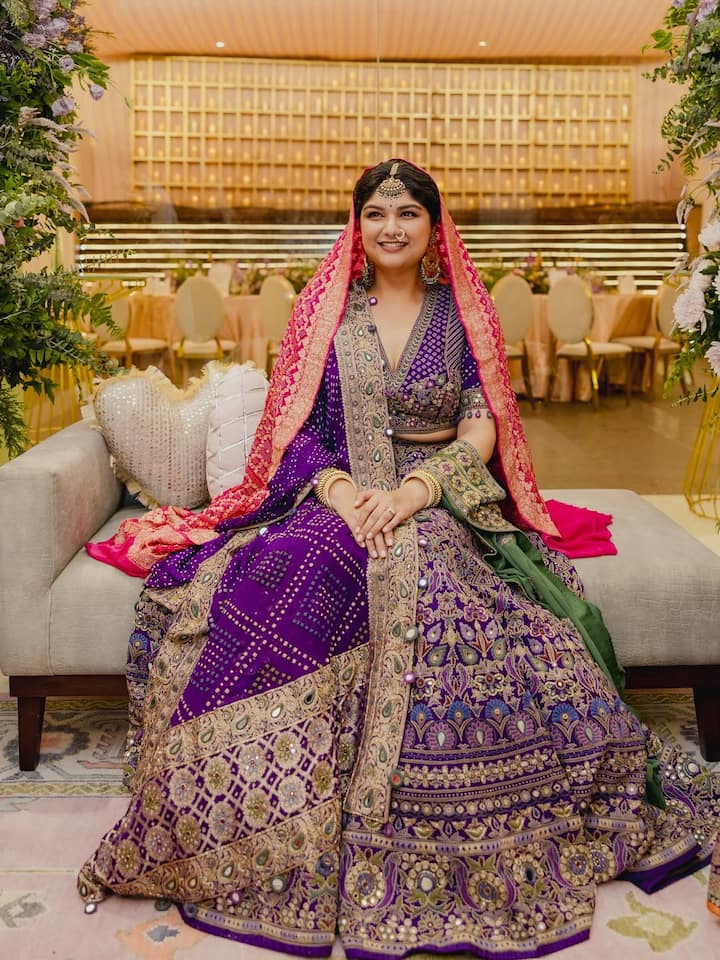 Telling about the detailing of Anshula's lehenga, he carried out the lehenga of heavy embroidered work. Which was quite stylish.