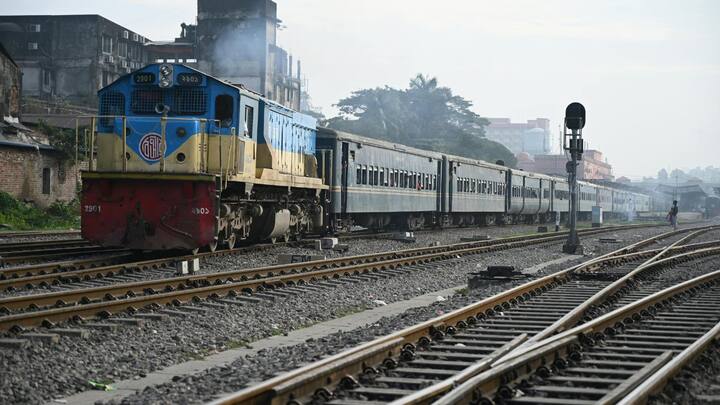 इसका कारण भी काफी दिलचस्प है. दरअसल रविवार को स्टेशन मास्टर को ट्रेन के लिए टिकट खरीदने के लिए बर्धमान शहर जाना पड़ता है. इस वजह से स्टेशन पर टिकट काउंटर और सभी सेवाएं उस दिन बंद रहती हैं.