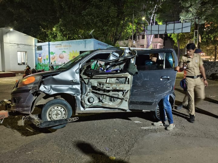 या तरुणाने माझी काही नुकसान झाले नाही, म्हणून तक्रार देण्यास नकार दिला आहे. काही अंतरावर असलेल्या एका दुभाजकावर वाहन चढवल्याने वाहनाचे मोठे नुकसान झाले आहे.