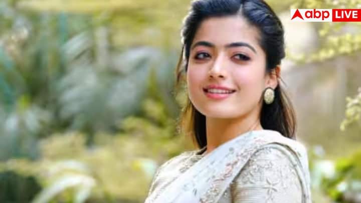 जब वे साड़ी पहनकर फोटो पोस्ट करती हैं, उसके बाद उनकी खूबसूरती देखते ही बनती है, ऐसा लगता है मानो कोई परी खड़ी हो. यही कारण है कि फैंस उनके साड़ी वाले लुक्स को ज्यादा पसंद करते हैं.