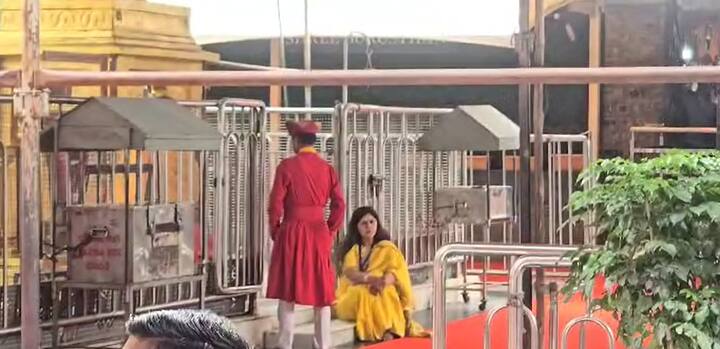 या क्षणी पंकजा मुंडे कोणत्याही राजकीय भूमिकेपेक्षा दूर एक साईभक्त म्हणून गुरुस्थानच्या पायरीवर रममाण झालेल्या दिसून आल्या.