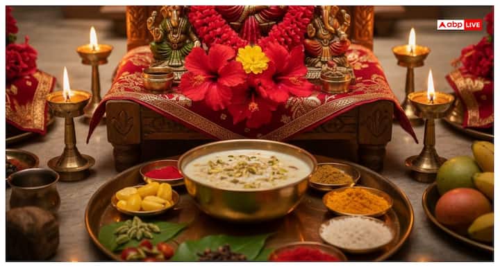 मां लक्ष्मी की पूजा के लिए एक छोटी चौकी पर लाल कपड़ा बिछाएं और इस पर मां लक्ष्मी की प्रतिमा स्थापित करें. प्रतिमा के सामने मां लक्ष्मी को फल, लाल फूल, सिंदूर, कुमकुम, अक्षत, रोली और खीर का भोग अर्पित करें. गणेश जी और मां लक्ष्मी का आवाहन करें. साथ ही खीर, सफेद फूल, पीली कौड़ियां, लौंग, इलायची और पान अर्पित करें.
