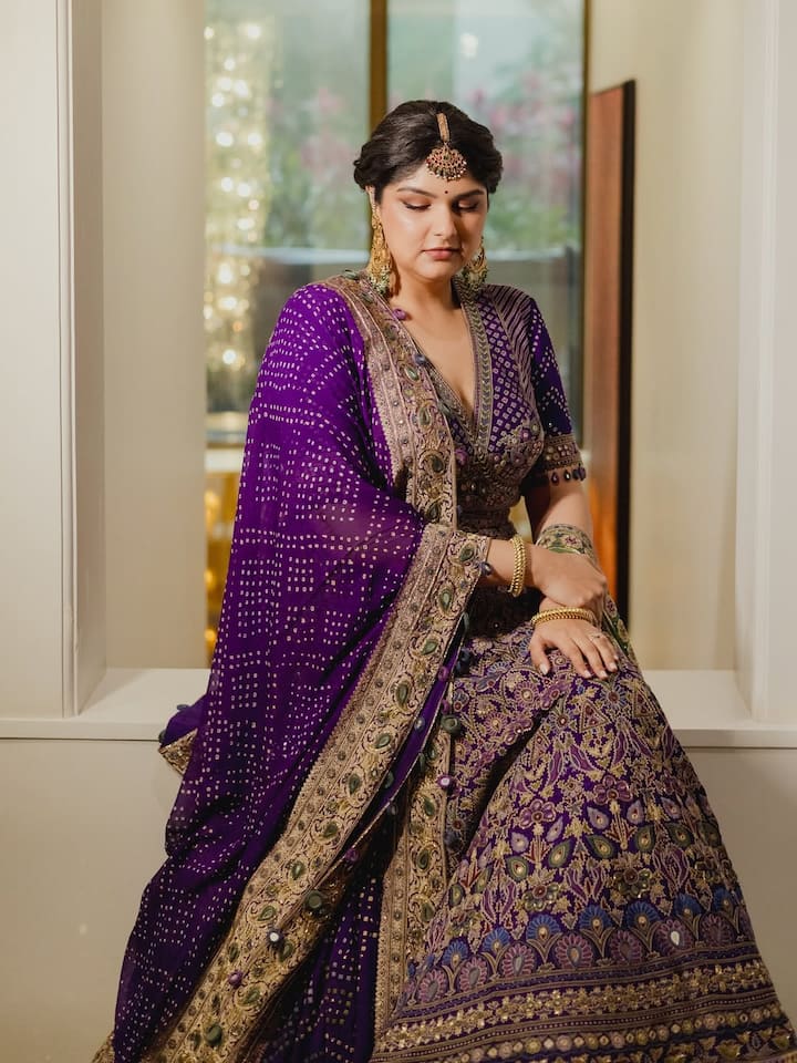 To complete the look, Anshula carried heavy earrings and mangatika and kept the makeup satal.