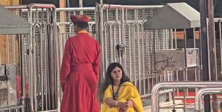अमित शाह शिर्डीच्या मंदिरात येण्याआधी पंकजा मुंडे गुरुस्थानी भक्तीत लीन झाल्याचे पाहायला मिळाले.