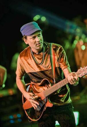 ਬੈਂਡ ਮੈਂਬਰ ਨੇ ਮੈਨੇਜਰ ਅਤੇ ਫੈਸਟੀਵਲ ਪ੍ਰਬੰਧਕ 'ਤੇ ਕਤਲ ਦਾ ਦੋਸ਼ ਲਗਾਇਆ ਗਰਗ ਦੀ ਮੌਤ ਸਿੰਗਾਪੁਰ ਵਿੱਚ ਸਮੁੰਦਰ ਵਿੱਚ ਤੈਰਦੇ ਸਮੇਂ ਰਹੱਸਮਈ ਹਾਲਾਤਾਂ ਵਿੱਚ ਹੋਈ। ਉਹ ਸ਼ਿਆਮਕਾਨੂ ਮਹੰਤ ਅਤੇ ਉਸਦੀ ਕੰਪਨੀ ਦੁਆਰਾ ਆਯੋਜਿਤ ਤਿਉਹਾਰ ਦੇ ਚੌਥੇ ਐਡੀਸ਼ਨ ਵਿੱਚ ਹਿੱਸਾ ਲੈਣ ਲਈ ਸਿੰਗਾਪੁਰ ਗਏ ਸੀ। ਨੋਟ ਵਿੱਚ ਲਿਖਿਆ ਹੈ, “ਜਦੋਂ ਜ਼ੁਬਿਨ ਗਰਗ ਸਾਹ ਲੈਣ ਲਈ ਹਫੜਾ-ਦਫੜੀ ਕਰ ਰਹੇ ਸੀ ਅਤੇ ਡੁੱਬਣ ਦੀ ਸਥਿਤੀ ਵਿੱਚ ਸੀ, ਤਾਂ ਸਿਧਾਰਥ ਸ਼ਰਮਾ ਨੂੰ, ‘ਜਾਬੋ ਦੇ, ਜਾਬੋ ਦੇ’ (ਜਾਣ ਦਿਓ, ਜਾਣ ਦਿਓ) ਕਹਿੰਦੇ ਹੋਏ ਸੁਣਿਆ ਗਿਆ। ਗਵਾਹ ਨੇ ਕਿਹਾ ਕਿ ਜ਼ੁਬਿਨ ਗਰਗ ਇੱਕ ਮਾਹਰ ਤੈਰਾਕ ਸੀ ਅਤੇ ਇਸ ਲਈ ਡੁੱਬਣ ਕਾਰਨ ਉਨ੍ਹਾਂ ਦੀ ਮੌਤ ਨਹੀਂ ਹੋ ਸਕਦੀ।” ਨੋਟ ਵਿੱਚ SIT ਮੈਂਬਰ ਅਤੇ ਸੀਨੀਅਰ ਸੁਪਰਡੈਂਟ ਆਫ਼ ਪੁਲਿਸ ਰੋਜ਼ੀ ਕਲਿਤਾ ਦੇ ਦਸਤਖਤ ਹਨ। ਨੋਟ ਵਿੱਚ ਲਿਖਿਆ ਹੈ, “ਗੋਸਵਾਮੀ ਨੇ ਦੋਸ਼ ਲਗਾਇਆ ਹੈ ਕਿ ਮੈਨੇਜਰ ਸ਼ਰਮਾ ਅਤੇ ਸ਼ਿਆਮਕਾਨੂ ਮਹੰਤ ਨੇ ਪੀੜਤ ਨੂੰ ਜ਼ਹਿਰ ਦਿੱਤਾ ਅਤੇ ਆਪਣੀ ਸਾਜ਼ਿਸ਼ ਨੂੰ ਛੁਪਾਉਣ ਲਈ ਜਾਣਬੁੱਝ ਕੇ ਇੱਕ ਵਿਦੇਸ਼ੀ ਸਥਾਨ ਚੁਣਿਆ। ਮੈਨੇਜਰ ਸ਼ਰਮਾ ਨੇ ਉਨ੍ਹਾਂ ਨੂੰ ਕਿਸ਼ਤੀ ਦਾ ਵੀਡੀਓ ਕਿਸੇ ਨਾਲ ਸਾਂਝਾ ਨਾ ਕਰਨ ਦੀ ਹਦਾਇਤ ਵੀ ਦਿੱਤੀ ਸੀ।”