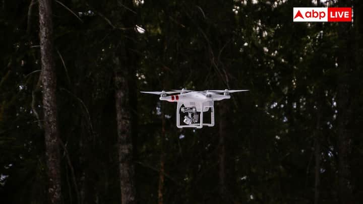 पावर डिस्ट्रीब्यूशन बोर्ड को इलेक्ट्रॉनिक स्पीड कंट्रोलर से जोड़ता है. इसे फ्रेम के केंद्र में रखें और इलेक्ट्रॉनिक स्पीड कंट्रोलर और बैटरी से जरूरी पावर कनेक्शन को जोड़ ले. फ्लाइट कंट्रोलर का काम उड़ान के समय ड्रोन को स्थिर रखना है. इसी के साथ रिसीवर रिमोट कंट्रोल सक्षम करता है. फ्लाइट कंट्रोलर को फ्रेम के केंद्र में रखे हैं और इसे रिसीवर और इलेक्ट्रॉनिक स्पीड कंट्रोलर से तार से जोड़ें.