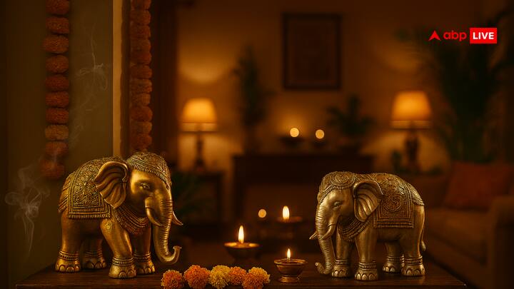 वास्तु शास्त्र के अनुसार घर में हाथी की मूर्ति रखने से सौभाग्य, समृद्धि और सकारात्मक ऊर्जा का संचार होता है. घर में हाथी की मूर्ति को विशिष्ट दिशाओं और स्थानों पर रखने से इसके प्रभावों में कई गुना वृद्धि होती है.