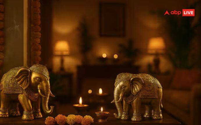 ਵਾਸਤੂ ਸ਼ਾਸਤਰ ਦੇ ਅਨੁਸਾਰ, ਘਰ ਵਿੱਚ ਹਾਥੀ ਦੀ ਮੂਰਤੀ ਰੱਖਣ ਨਾਲ ਚੰਗੀ ਕਿਸਮਤ, ਖੁਸ਼ਹਾਲੀ ਅਤੇ ਸਕਾਰਾਤਮਕ ਊਰਜਾ ਆਉਂਦੀ ਹੈ। ਹਾਥੀ ਦੀ ਮੂਰਤੀ ਨੂੰ ਘਰ ਵਿੱਚ ਖਾਸ ਦਿਸ਼ਾਵਾਂ ਅਤੇ ਸਥਾਨਾਂ 'ਤੇ ਰੱਖਣ ਨਾਲ ਇਸਦੇ ਪ੍ਰਭਾਵ ਕਈ ਗੁਣਾ ਵੱਧ ਜਾਂਦੇ ਹਨ।