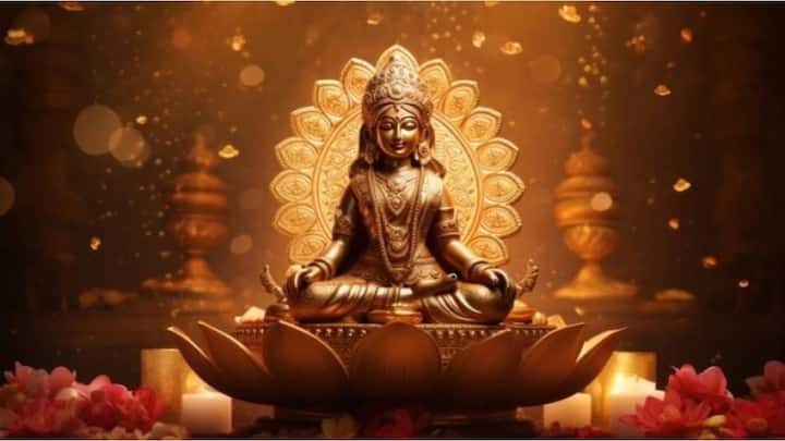 मान्यता है कि कोजागर पूर्णिमा की रात को गाय के घी से भरा मिट्टी या पीतल का दीपक जलाएँ। देवी लक्ष्मी का ध्यान करें और उसे अपने घर के मुख्य द्वार पर रखें। द्वार खोल दें। इससे दुःख और दरिद्रता दूर होगी और देवी लक्ष्मी आपके घर में निवास करेंगी।