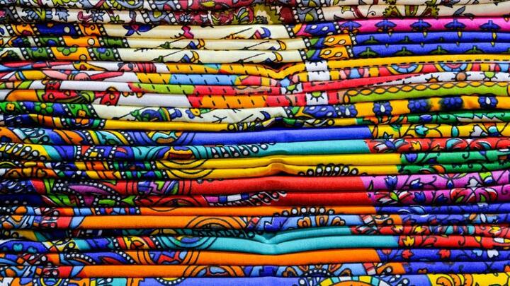 भारत की हस्तकला और कपड़ा उद्योग की बात करें तो इसका मुकाबला कोई नहीं कर सकता है. रेशम, कपास और हैंडीक्राफ्ट ड्रेस न सिर्फ खूबसूरत होते हैं, बल्कि भारतीय परंपरा की झलक भी पेश करते हैं.