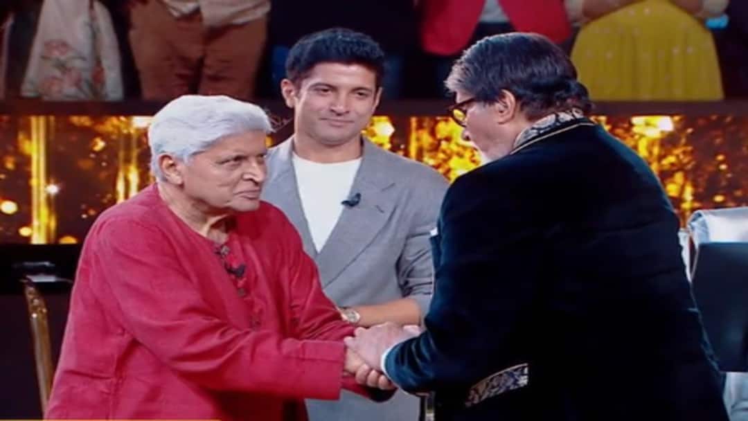 Bollywood Magic On KBC: Big B And Javed Akhtar Recreate ‘Zanjeer’ Scene Bollywood Magic On KBC: Big B And Javed Akhtar Recreate ‘Zanjeer’ Scene