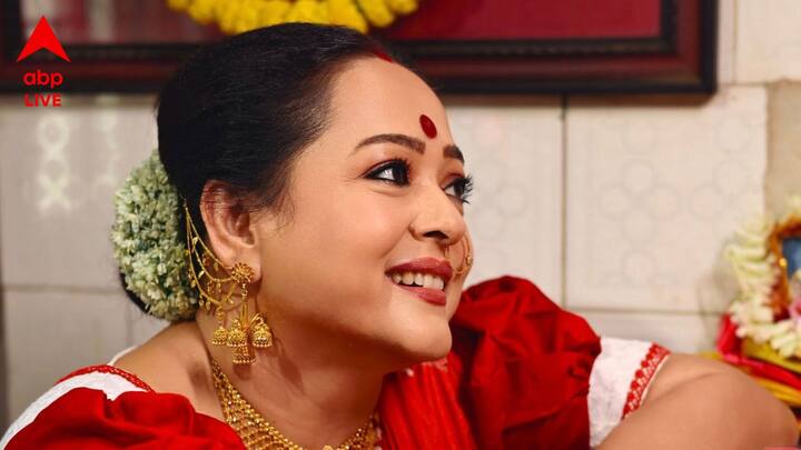 তাঁর বাড়ির লক্ষ্মীপুজো বরাবরই বেশ নাম করা। এই বাড়িতে লক্ষ্মীপ্রতিমার গায়ের রঙ গোলাপি। আর এবার অপরাজিতা প্রতিমাকে সাজিয়েছেন গোলাপি ঘাগরায়। পুজোর দিনে কাজের ব্যস্ততা থাকে বলে, অপরাজিতা লক্ষ্মীপুজোর আগের দিন রাতেই প্রতিমাকে সাজিয়ে তৈরি করে রাখেন।