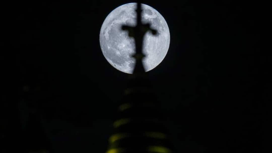 Tonight’s Supermoon Will Appear Bigger And Brighter: Where To Watch october-2025-supermoon-harvest-moon-guide Tonight’s Supermoon Will Appear Bigger And Brighter: Where To Watch