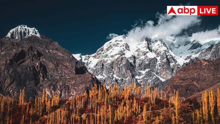 इसमें सबसे पहला नाम हुंजा वैली का आता है. गिलगित-बाल्टिस्तान में स्थित हुंजा वैली को दुनिया की सबसे खूबसूरत जगहों में गिना जाता है. यहां चारों तरफ पहाड़, हरे-भरे मैदान और साफ झील और झरने इसको किसी जन्नत से कम नहीं बनाते हैं. विदेशी सैलानियों को यह जगह अपनी तरफ खींच कर लाती है.