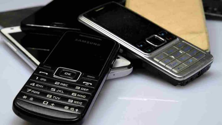 Cheapest Phone: आज के समय में स्मार्टफोन हर किसी की ज़रूरत बन गए हैं. लेकिन हर कोई महंगे फोन नहीं खरीद सकता. ऐसे में सस्ते और बजट-फ्रेंडली फोन बाजार में अपनी जगह बना रहे हैं.