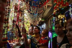 Best Places For Diwali Shopping In Mumbai : दिवाळीच्या खरेदीसाठी मुंबईमध्ये उत्तम ठिकाणं! स्वस्तात मस्त कपडे, कंदील, दिवे, रांगोळी अन् भरपुर काही!