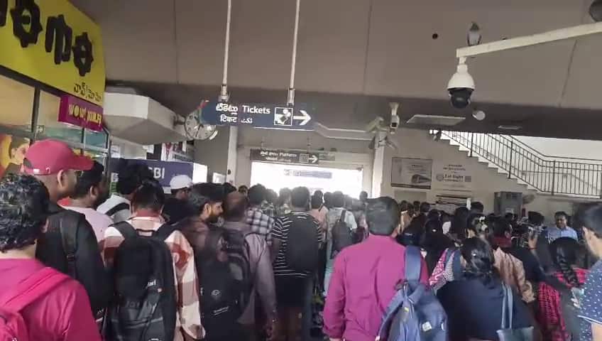 LB Nagar Metro Station: ఎల్బీనగర్లో భారీ ట్రాఫిక్ జామ్.. జాతరను తలపించేలా మెట్రో స్టేషన్ల వద్ద రద్దీతో ఇబ్బందులు