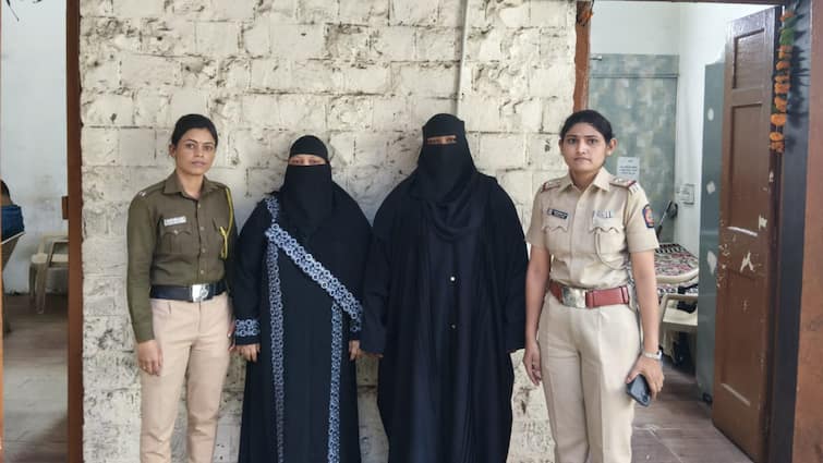 पुणे में अजीबोगरीब मामला, ब्रांडेड जूते-चप्पलों का शौक पूरा करने मां-बेटीं बनीं फर्जी IPS, ऐसे हुईं गिरफ्तार