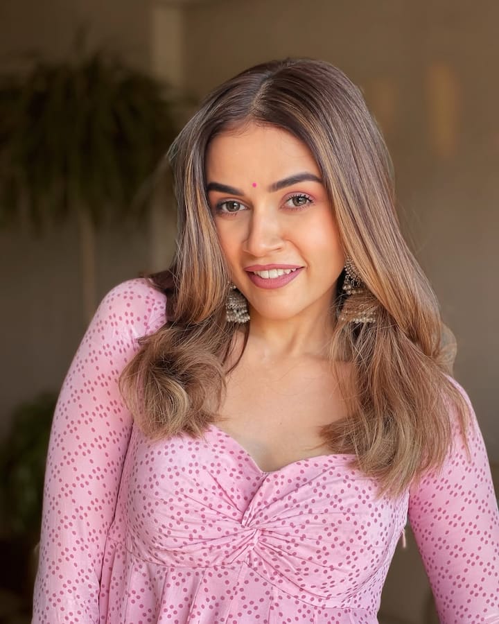 कोमल पांडे ने 2012 में यूट्यूब की जर्नी शुरू की थी. शुरुआत में उन्होंने फैशन ब्लॉगिंग कर सबका ध्यान अपनी तरफ खींच लिया था.