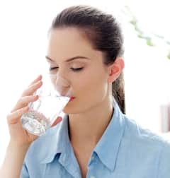 ਖੜ੍ਹੇ ਹੋ ਕੇ ਪਾਣੀ ਪੀਣਾ ਨਾਲ ਕੀ ਸੱਚਮੁੱਚ ਗੋਡਿਆਂ 'ਤੇ ਪੈਂਦਾ ਅਸਰ? ਇੱਥੇ ਜਾਣੋ ਸਿਹਤ ਮਾਹਿਰ ਤੋਂ ਸਹੀ ਰਾਏ