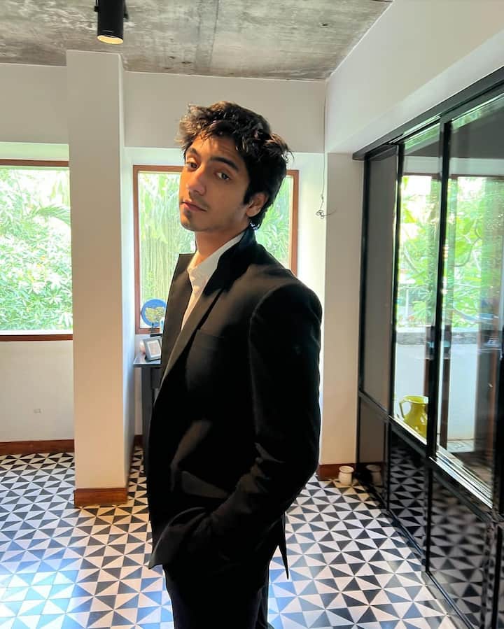 फिल्म से जुड़े एक करीबी सूत्र ने इस खबर की पुष्टि करते हुए आईएएनएस से कहा- 'सैयारा ने बॉक्स ऑफिस पर इतिहास रच दिया है और अहान पांडे आज हमारे देश के सबसे बड़े जेन जी अभिनेता हैं. मेकर्स को सैयारा की सफलता के बाद अहान पांडे पर भरोसा बढ़ा है. उनका मानना है कि अहान के अंदर जेन जी को सिनेमाघरों में लाने की ताकत है, इसलिए वे भी इसे भुनाना चाहते हैं.'