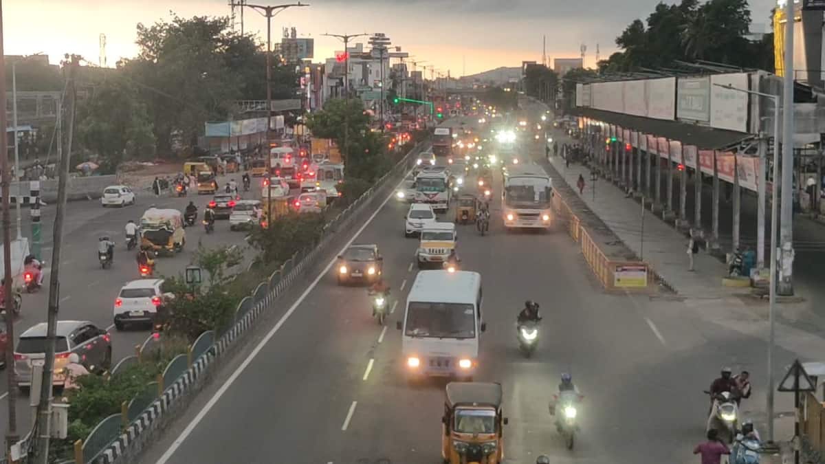 சென்னை புறநகரில் பகலை இரவாக்கிய கனமழை! வாகன ஓட்டிகள் அவதி, வானிலை மாற்றம்