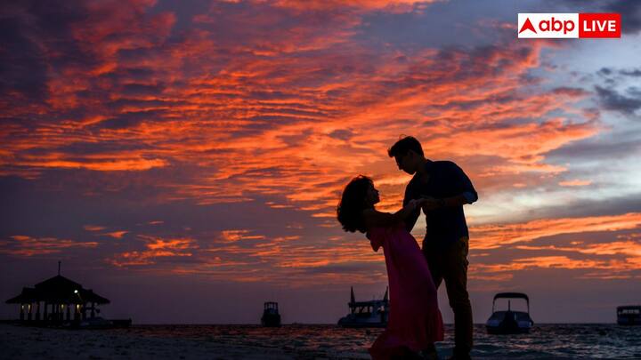 करवा चौथ की रस्में चांद को वैवाहिक जीवन में समृद्धि लाने से जोड़ती है. ऐसा कहा जाता है कि चंद्रमा की पूजा करने से पति की लंबी आयु तो होती ही है साथ ही परिवार में सुख और धन की भी कमी नहीं रहती.