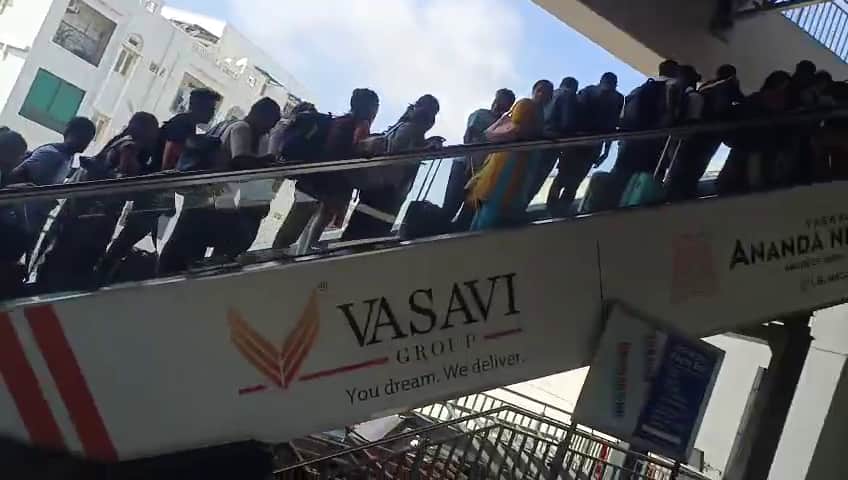 LB Nagar Metro Station: ఎల్బీనగర్లో భారీ ట్రాఫిక్ జామ్.. జాతరను తలపించేలా మెట్రో స్టేషన్ల వద్ద రద్దీతో ఇబ్బందులు