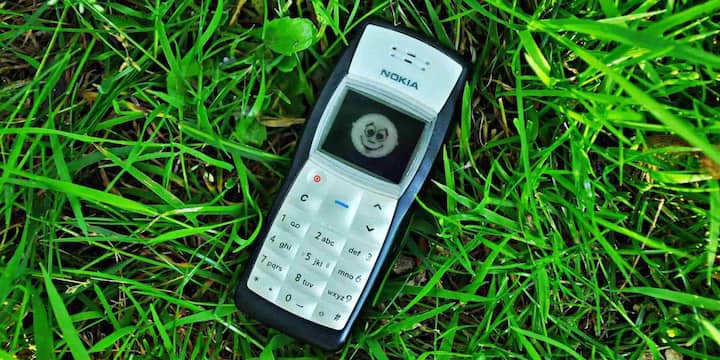 Lava's Captain N1 is also a popular option in the budget segment. Its price is around ₹ 1,200- ₹ 1,500. It has basic features like 2.4 inch color screen, foldable keypad and FM radio. Its battery is good and it is a reliable phone for calling, messaging.