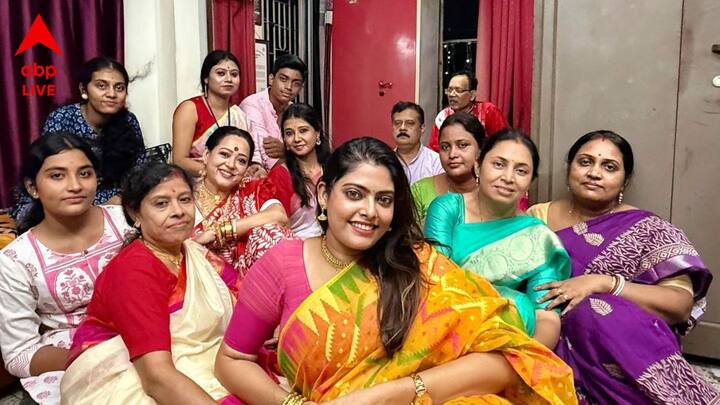 এদিন অপরাজিতা একটি মজার ভিডিও শেয়ার করে নিয়েছেন। সেখানে দেখা যাচ্ছে, সবাই মিলে বসে গলা মিলিয়ে গান গাইছেন, 'আমাদের বকুলতলায় ভিড় জমেছে, বসেছে মেলা।'