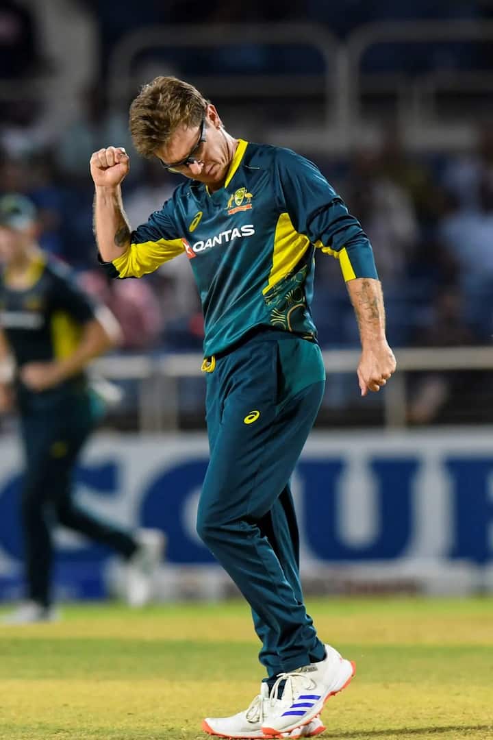 वनडे क्रिकेट में शानदार प्रदर्शन के बावजूद ऑस्ट्रेलिया के स्टार लेग स्पिनर एडम जम्पा टेस्ट क्रिकेट में डेब्यू नहीं कर पाए हैं. जम्पा ने अभी तक 114 वनडे मैच खेले हैं, जिनमें उन्होंने 5.56 की बेहतरीन इकॉनमी से 192 विकेट चटकाए हैं.