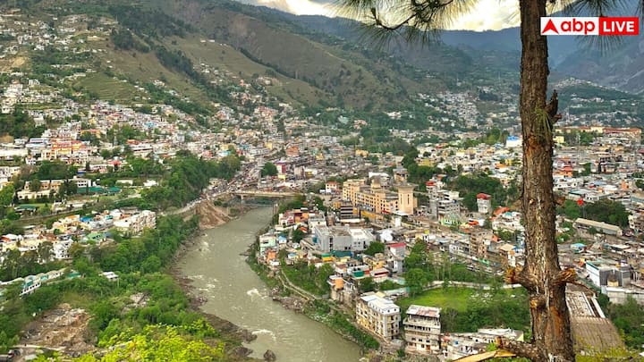 चौथे नम्बर पर इसमें स्वात वैली का नाम आता है. यहां के झरने, झीलें और हरे-भरे जंगल टूरिस्ट को अपनी ओर खींचते हैं. यहां कई रिजॉर्ट और कलाम वैली काफी फेमस हैं, जिसको देखने हर साल बड़ी संख्या में विदेशी पर्यटक यहां पहुंचते हैं.