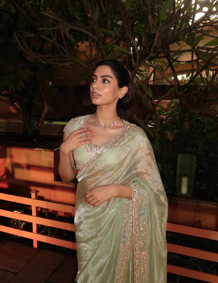 खुशी का ये लुक इस बात का सबूत था कि कम मेकअप और सिंपल ज्वेलरी के साथ भी आप बेहद खूबसूरत लग सकते हैं. उन्होंने सिंपलिसिटी और स्टाइल का ऐसा मिक्स पेश किया जो आने वाले वेडिंग सीजन के लिए एक परफेक्ट फैशन इंस्पिरेशन बन गया.